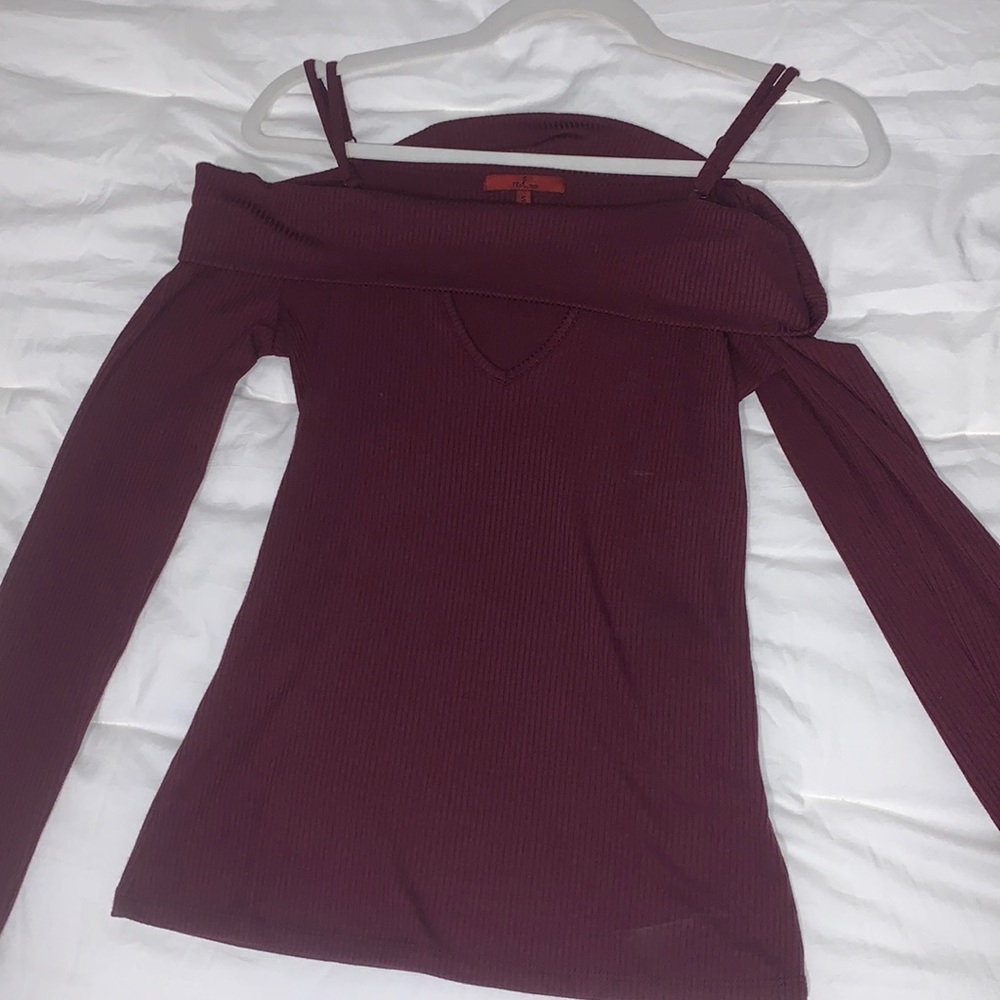 Red by BKE Keyhole Ribbed Cold Shoulder Top